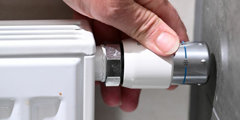 Das umstrittene Gebäudeenergiegesetz (GEG) soll Anfang 2024 in Kraft treten. - Foto: Bernd Weißbrod/dpa