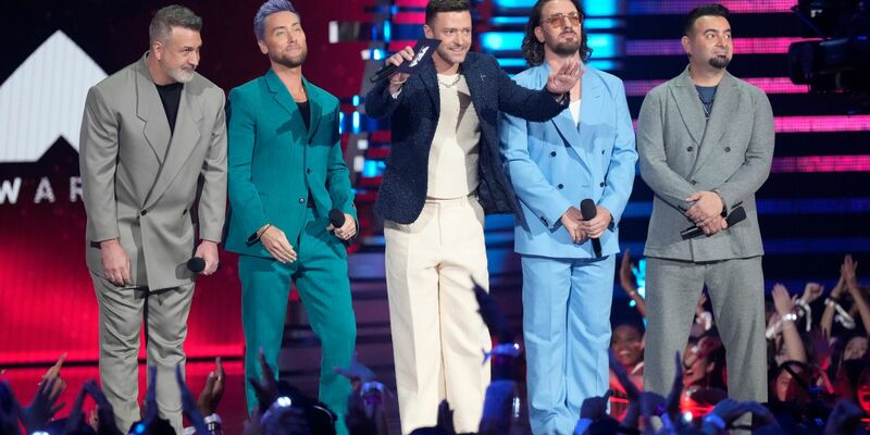 Joey Fatone (l-r), Lance Bass, Justin Timberlake, JC Chasez und Chris Kirkpatrick von NSYNC während der MTV Video Music Awards 2023. - Foto: Charles Sykes/Invision/AP/dpa