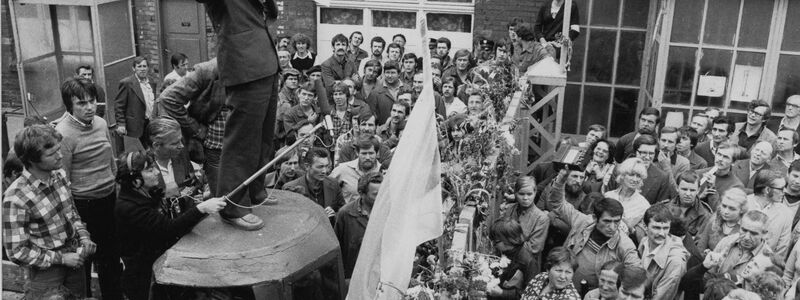 Lech Walesa 1980 auf einem behelfsmäßigen Podium, während er auf der Lenin-Werft vor streikenden Arbeitern spricht. Damals war er Leiter des Streikkomitees. - Foto: Uncredited/REPORTAGEBILD/AP/dpa