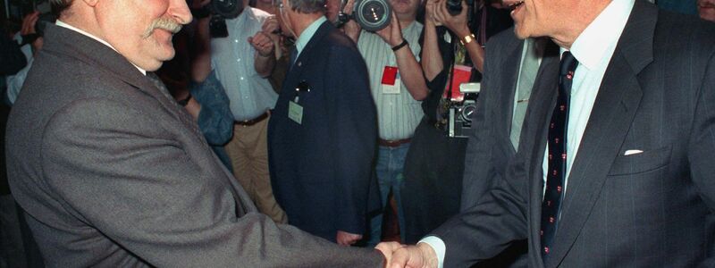 Ein Treffen zwischen dem damaligen Bundespräsident Richard von Weizsäcker (r) und dem polnischen Arbeiterführer Lech Walesa 1990 in Danzig. - Foto: Roland Holschneider/dpa