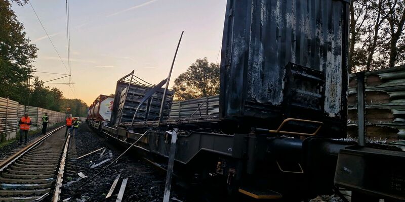 Beschädigte Waggons eines Güterzugs stehen nach einem Brand auf den Gleisen. Das Feuer hatte für Ausfälle und Verspätungen bei der Bahn gesorgt. - Foto: Bundespolizei Hannover /dpa