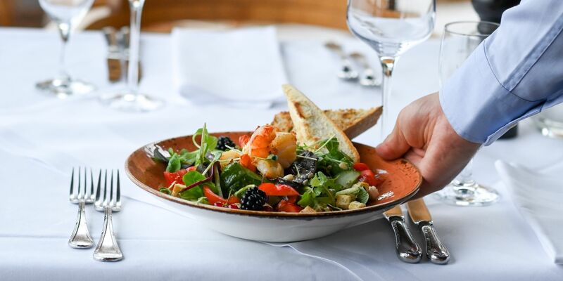 Teures auf dem Teller: Beim Restaurantbesuch könnten die Preise in nächster Zeit steigen. - Foto: Jens Kalaene/dpa