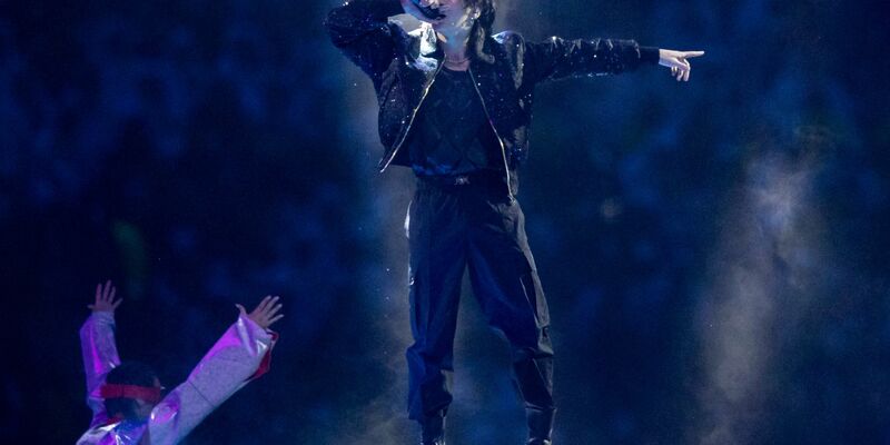 Der südkoreanische Superstar Jungkook  während der Eröffnungsfeier zur Fußball-WM im Al-Bait Stadion in Katar im vergangenen November. - Foto: Tom Weller/dpa