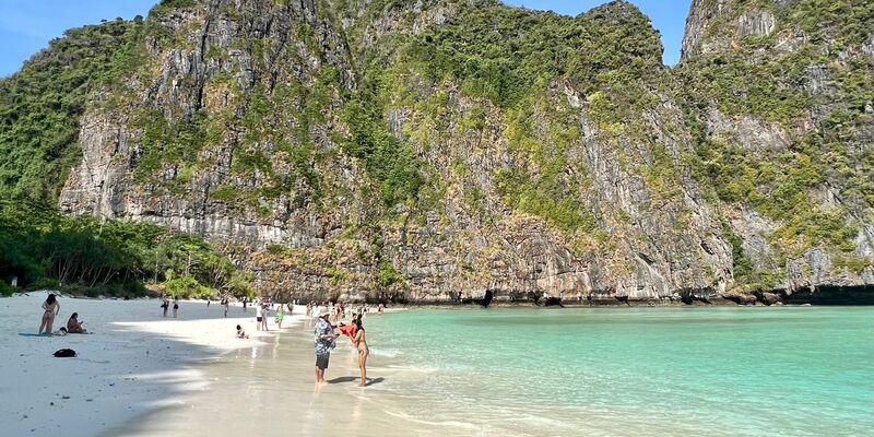 Die weltberühmte Maya Bay am frühen Morgen vor Ankunft der Touristenscharen. - Foto: Carola Frentzen/dpa