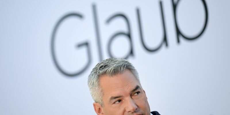 «Ich stehe dazu, dass sich Leistung lohnen muss, und ich stehe dazu, dass Eltern eine Fürsorgepflicht für ihre Kinder haben», sagt Österreichs Bundeskanzler Karl Nehammer. - Foto: Roland Schlager/APA/dpa