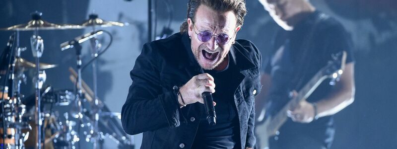 Bono, Frontmann von U2, bei einem Auftritt im Sommer 2018. - Foto: Evan Agostini/AP/dpa
