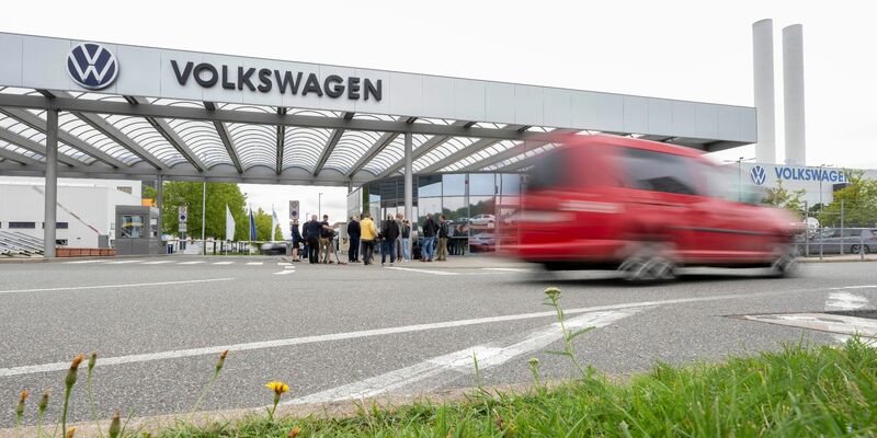 Blick auf das Tor von Volkswagen Sachsen am Standort Zwickau. Der VW-Konzern will sein künftiges Modell Trinity dort produzieren. - Foto: Hendrik Schmidt/dpa