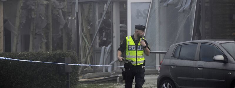Polizeieinsatz in Uppsala. In Schweden eskaliert die Bandengewalt. Die Regierung holt nun die Streitkräfte zu Hilfe. - Foto: Anders Wiklund/TT News Agency/AP/dpa