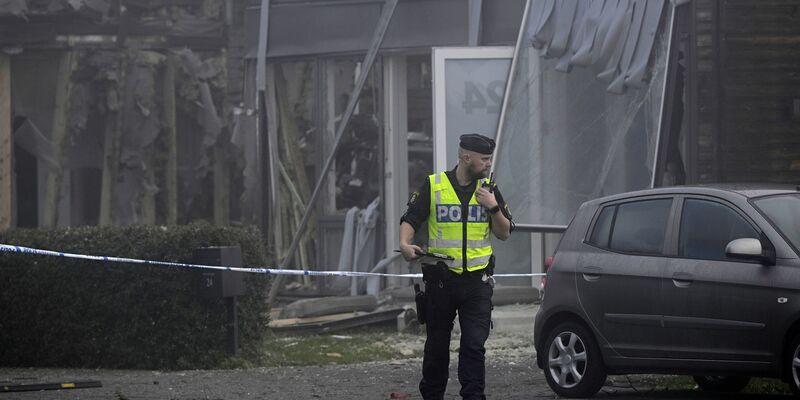 Polizeieinsatz in Uppsala. In Schweden eskaliert die Bandengewalt. Die Regierung holt nun die Streitkräfte zu Hilfe. - Foto: Anders Wiklund/TT News Agency/AP/dpa