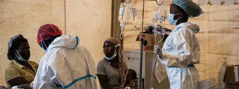 Gesundheitspersonal mit Cholera-Patienten in einem Behandlungszentrum (Archivbild) - Foto: Thoko Chikondi/AP/dpa