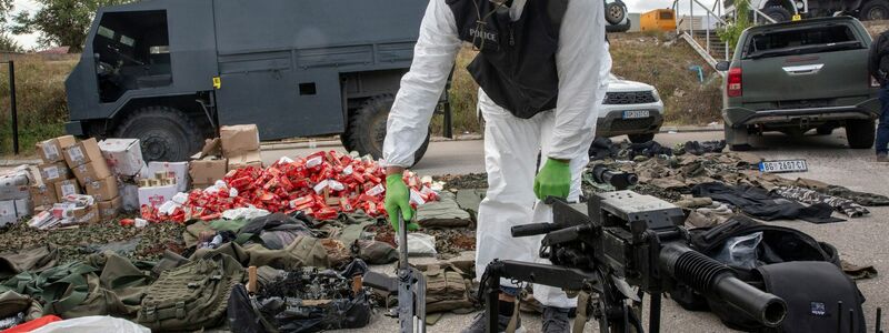 Die kosovarische Polizei zeigt nach den Kämpfen mit dem Kommandotrupp beschlagnahmte Waffen und militärische Ausrüstung. - Foto: Visar Kryeziu/AP/dpa