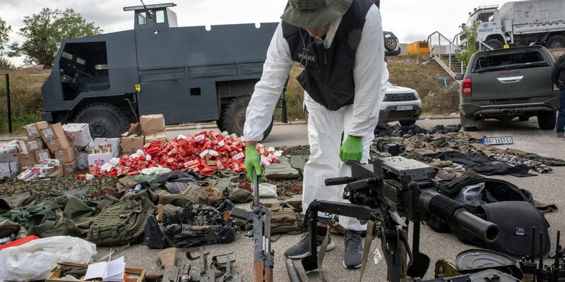 Die kosovarische Polizei zeigt nach den Kämpfen mit dem Kommandotrupp beschlagnahmte Waffen und militärische Ausrüstung. - Foto: Visar Kryeziu/AP/dpa
