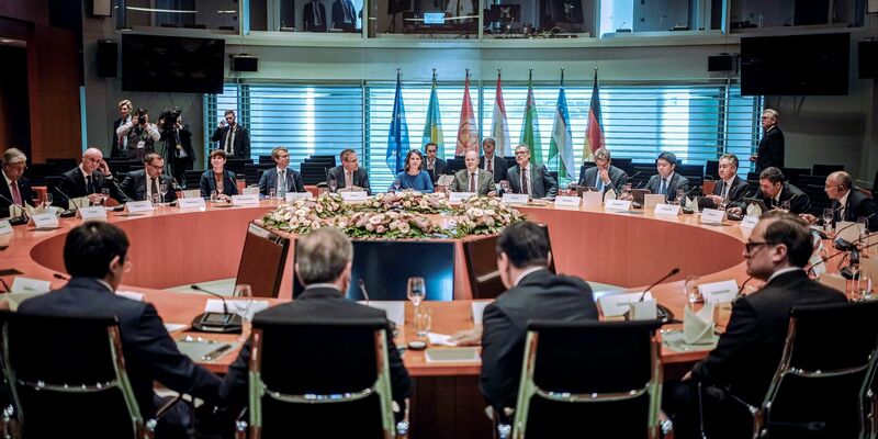 Bundeskanzler Olaf Scholz und Außenministerin Annalena Baerbock (beide hinten) empfangen die Staatschefs aus Kasachstan, Kirgistan, Tadschikistan, Turkmenistan und Usbekistan zum Zentralasien-Gipfel im Kanzleramt. - Foto: Kay Nietfeld/dpa