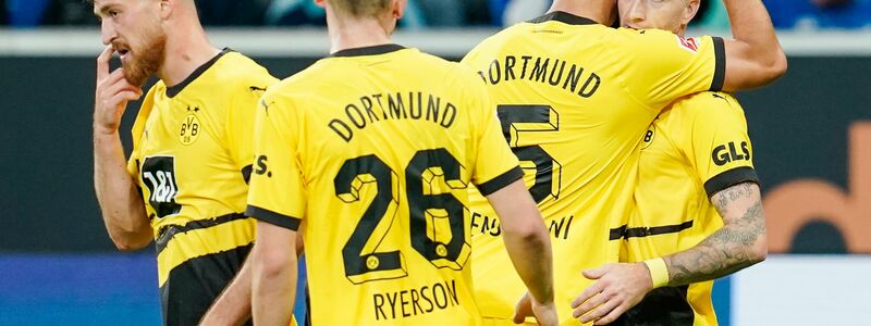 Dortmunds Marco Reus (r) brachte den BVB mit seinem Abpraller erneut in Front. - Foto: Uwe Anspach/dpa