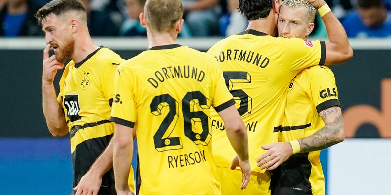 Dortmunds Marco Reus (r) brachte den BVB mit seinem Abpraller erneut in Front. - Foto: Uwe Anspach/dpa