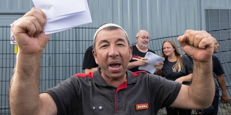 Ein Trucker jubelt auf der Raststätte Gräfenhausen, wo er seit mehr als zwei Monaten mit rund 80 anderen Lkw-Fahrern für die Auszahlung seines Lohnes gestreikt hat. - Foto: Boris Roessler/dpa