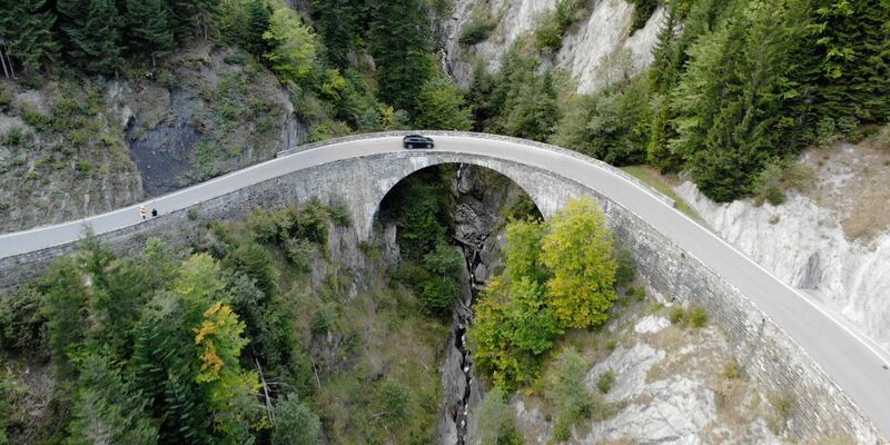 Die Absturzstelle auf der Großtobelbrücke bei Au in Vorarlberg. - Foto: Maurice Shourot/APA/dpa