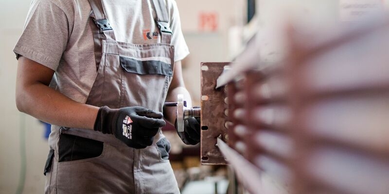 Ein Flüchtling aus Somalia arbeitet während eines Praktikums bei einem Industrieunternehmen in der Produktion. Es gibt Forderungen, die Arbeitsaufnahme für Flüchtlinge zu erleichtern. - Foto: Christoph Schmidt/dpa/Symbolbild