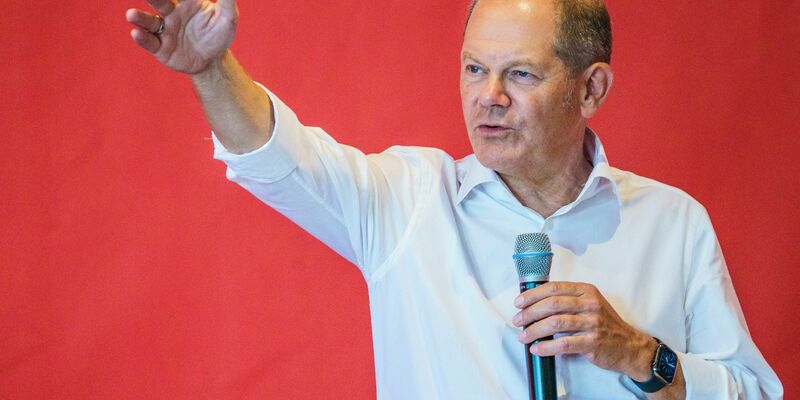 Olaf Scholz (SPD) steht bei der Grundsteinlegung auf der Bühne. Der SPD-Bundeskanzler und die Merck-Führung haben gemeinsam den Grundsteinlegung mit Zeitkapsel gelegt. - Foto: Andreas Arnold/dpa