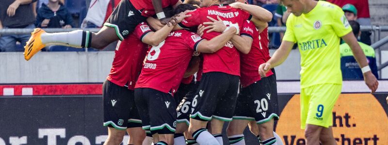 Hannover setzte sich gegen den SV Wehen Wiesbaden durch. - Foto: Axel Heimken/dpa