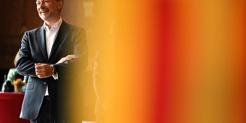 Christian Lindner (FDP), Kohlkönig und Bundesfinanzminister, besucht das alte Rathaus in Oldenburg. - Foto: Lars Penning/dpa