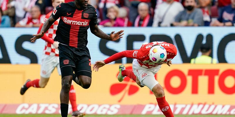 Victor Boniface (l) behielt mit Leverkusen in Mainz klar die Oberhand. - Foto: Uwe Anspach/dpa