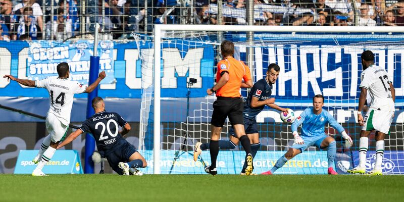 Alassane Plea (l) traf gleich zweimal beim Gladbacher Sieg in Bochum. - Foto: David Inderlied/dpa