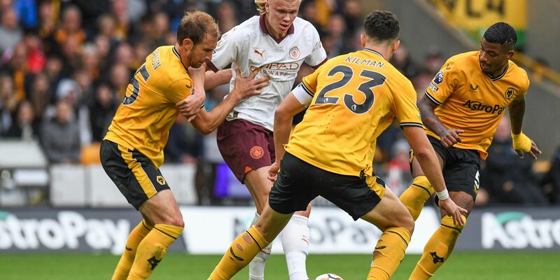 Citys Erling Haaland (am Ball) sieht sich hier gleich drei Gegenspielern ausgesetzt. - Foto: Mike Jones/News Images via ZUMA Press Wire/dpa