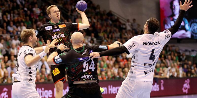 Omar Ingi Magnusson (2.v.l.) gewann mit Magdeburg das Spitzenspiel gegen Kiel. - Foto: Eroll Popova/dpa