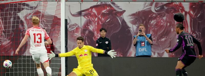 Die Fans der Bayern feierten bereits mit Meisterschale. - Foto: Jan Woitas/dpa