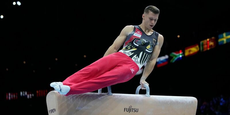 Turner Lukas Dauser gewann WM-Gold am Barren. - Foto: Virginia Mayo/AP/dpa