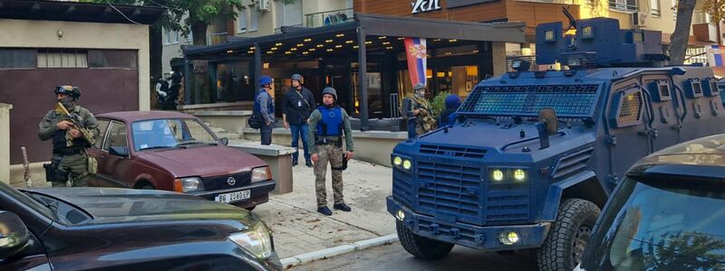 Kosovo-Polizisten durchsuchen ein Restaurant und ein Gebäude im nördlichen Teil der Stadt Mitrovica. - Foto: Radul Radovanovic/AP