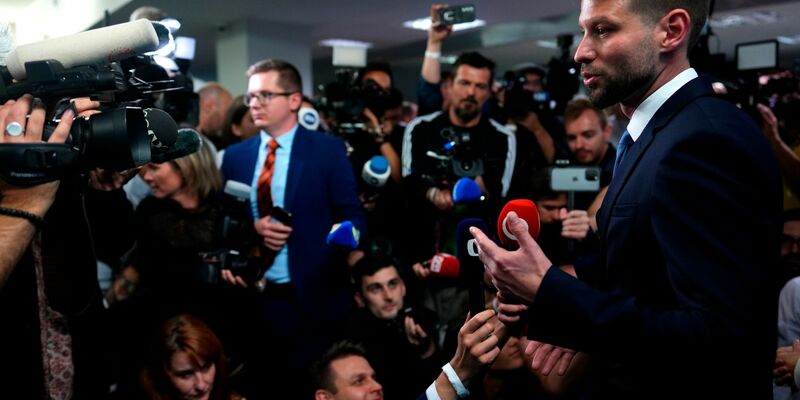 Michal Simecka, Parteivorsitzender der Partei «Progressive Slowakei» (PS), spricht zu Reportern. Die PS hat die Parlamentswahl in der Slowakei wohl überraschend gewonnen. - Foto: Petr David Josek/AP/dpa