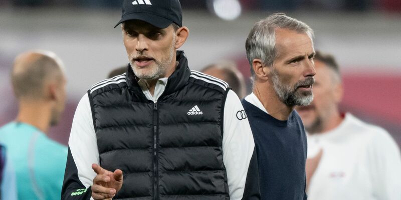 Bayern-Trainer Thomas Tuchel (l) sieht in der Bundesliga-Saison einen Mehrkampf um die Meisterschaft. - Foto: Hendrik Schmidt/dpa