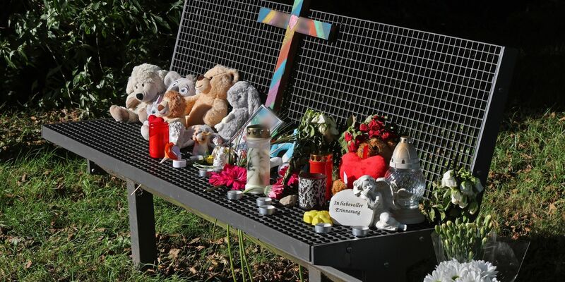 Ein Kreuz, Kerzen, Plüschtiere und Fotos erinnern an den getöteten Sechsjährigen. - Foto: Bernd Wüstneck/dpa