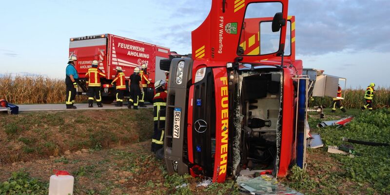 Der umgekippte Feuerwehrwagen liegt am Straßenrand. - Foto: Seidl/zema-medien.de/dpa