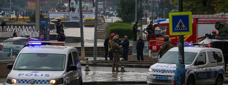 Türkische Sicherheitskräfte riegeln nach einer Region in Ankara ein Gebiet ab. - Foto: Ali Unal/AP