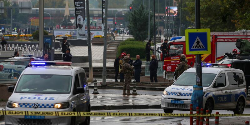 Türkische Sicherheitskräfte riegeln nach einer Region in Ankara ein Gebiet ab. - Foto: Ali Unal/AP