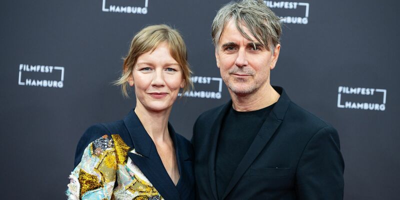 Die Schauspielerin Sandra Hüller (l) und Schauspieler Jens Harzer vor der Verleihung des Douglas-Sirk-Preises des Filmfestes Hamburg. - Foto: Jonas Walzberg/dpa