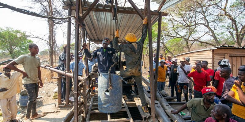 Bergleute helfen während des Rettungseinsatzes an einem eingestürzten Minenschacht in Chegutu. - Foto: Uncredited/AP