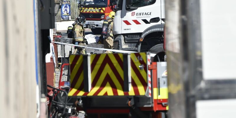 Feuerwehrleute arbeiten vor der Diskothek «Teatre», in der ein Feuer ausgebrochen war. - Foto: Javi Carrión/EUROPA PRESS/dpa