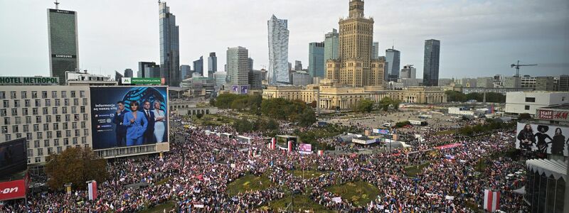 Mehr als Hunderttausend Menschen sind gegen die Politik der Regierungspartei PiS in Warschau auf die Straßen gegangen. - Foto: Rafal Oleksiewicz/AP/dpa