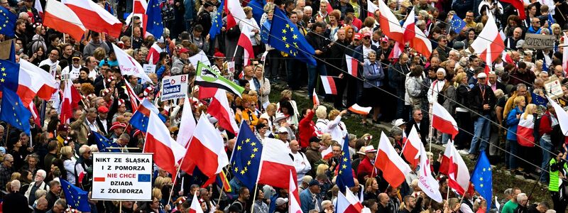 Bei dem Protest waren viele Polen- und EU-Flaggen zu sehen. - Foto: Rafal Oleksiewicz/AP/dpa
