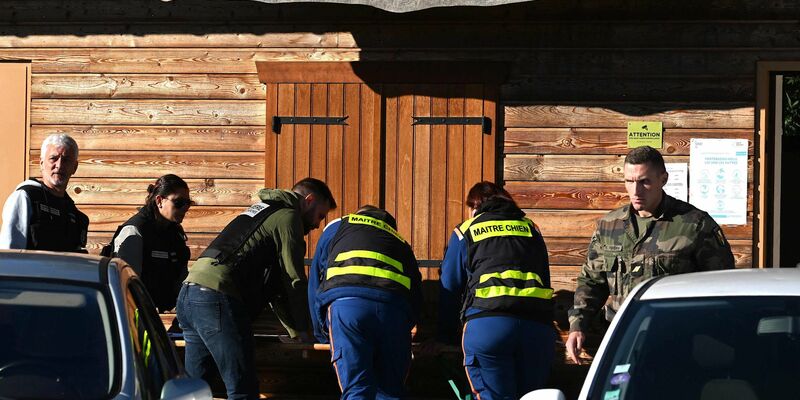 Französische Gendarmen und Mitglieder des Zivilschutzes beteiligen sich an der Suche nach dem 15-jährigen Mädchen, das auf dem Weg von ihrem Haus zum Bahnhof von Saint-Blaise-la-Roche verschwand. - Foto: Patrick Hertzog/AFP/dpa