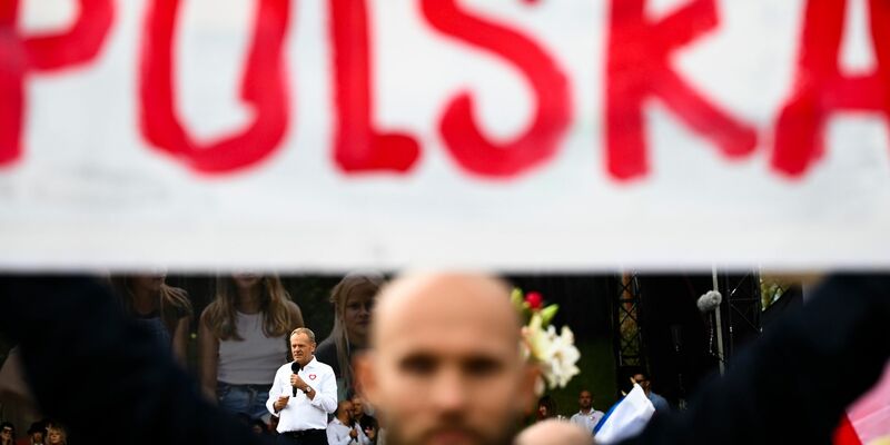 Oppositionsführer Donald Tusk spricht während des Marsches zur Unterstützung der Opposition gegen die populistische Regierungspartei Recht und Gerechtigkeit (PiS). - Foto: Rafal Oleksiewicz/AP/dpa