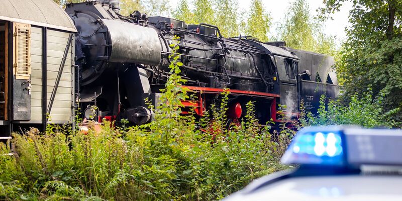 Der Traktor steht nach einem Unfall im Landkreis Schaumburg neben der Museumseisenbahn. - Foto: Moritz Frankenberg/dpa