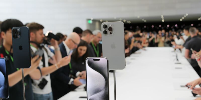 Journalisten umlagern auf dem Apple-Event das neue iPhone 15 Pro im Steve-Jobs-Theater auf dem Firmencampus in Cupertino. - Foto: Christoph Dernbach/dpa