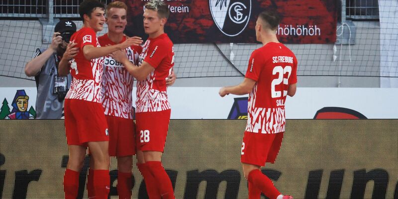 Die Spieler des SC Freiburg bejubeln das 2:0 durch Philipp Lienhart (2.v.l.). - Foto: Philipp von Ditfurth/dpa