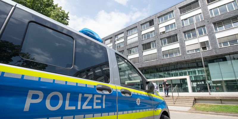 Ein Polizeiwagen steht vor dem Polizeipräsidium Frankfurt. - Foto: Boris Roessler/dpa