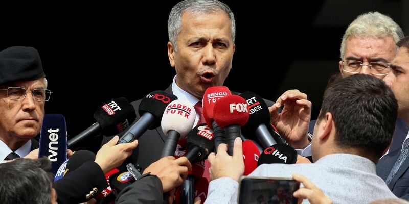 Der türkische Innenminister Ali Yerlikaya spricht mit Journalisten. - Foto: Ali Unal/AP/dpa